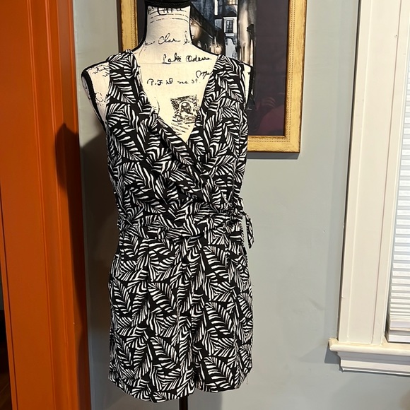 Ann Taylor Loft Black & White Palm Print Romper (4P) - Picture 1 of 10